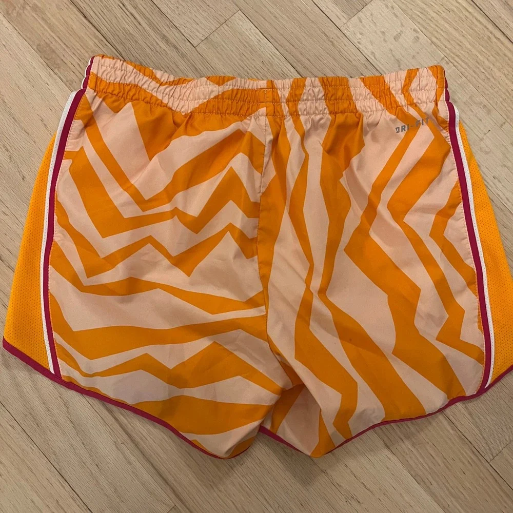 Nike Womens Dri-FIT Running Shorts Orange White Chevron Print Size‎ Small